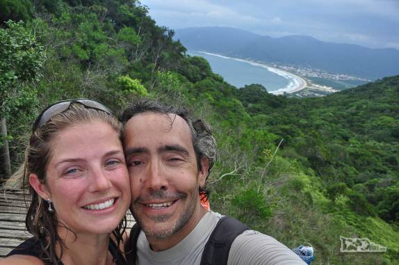 A primeira visão da praia do Pântano do Sul, na costa sul de Florianópolis, em Santa Catarina